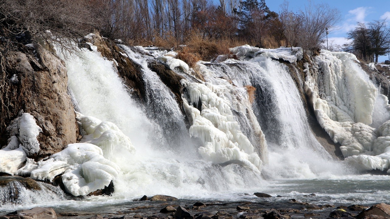 Şelale dondu! Ortaya bu görüntü çıktı