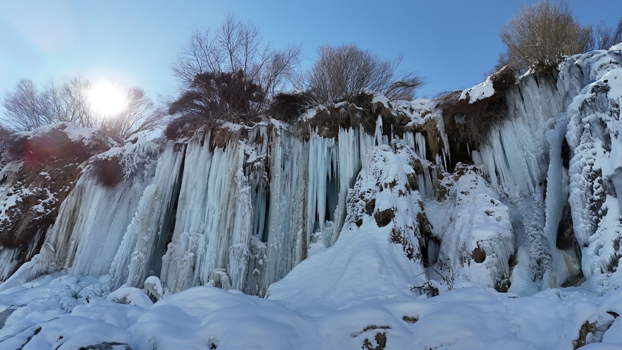 Şelale dondu ortaya bu manzara çıktı!