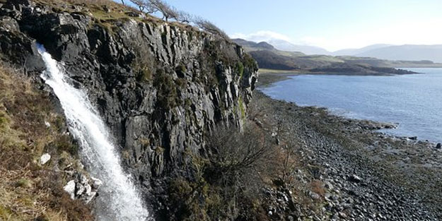 Şelale ters yöne aktı