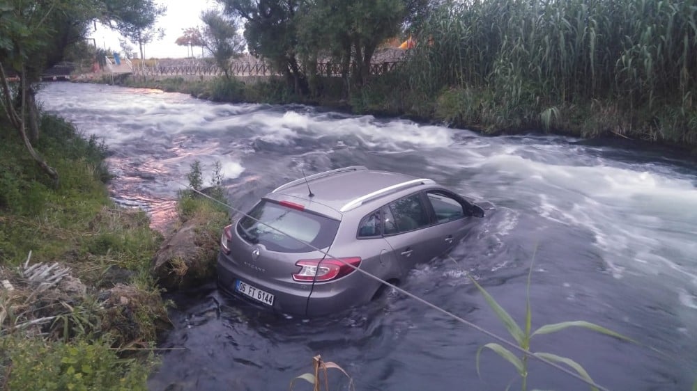 Şelaleye uçan otomobilden sağ kurtuldular 