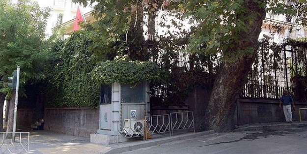 Komşuda görev yapan diplomat çift kayıplara karıştı