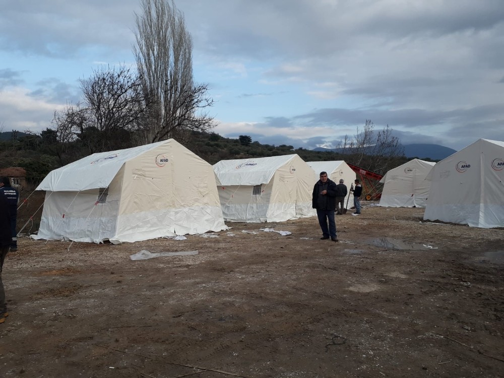 Selçikli Mahallesi’nde deprem çadırları kuruldu 