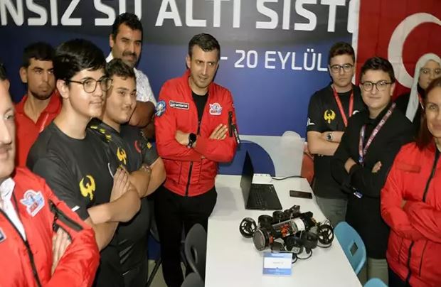 Selçuk Bayraktar gençlerle bir arada