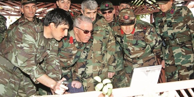 Selçuk Bayraktar Mehmetçikle omuz omuza