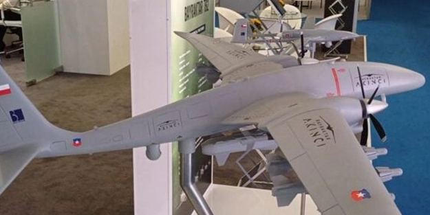  AKINCI TİHA - TB2 SİHA/İHA Şili bayrağı ile sergileniyor