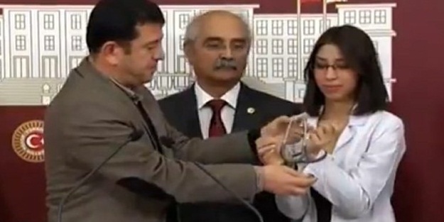 Selçuk Bayraktar'a iftira atan CHP'li Veli Ağbaba, Mehmetçik'e pusu kuran teröristi Meclis'e sokmuş!