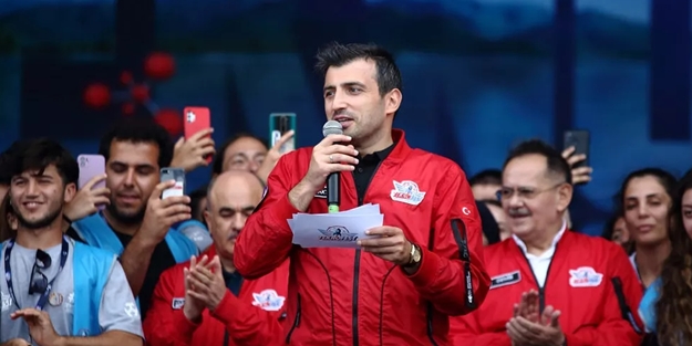 Selçuk Bayraktar'dan kararlılık mesajı: Yolunuzu kesecek takozlarla omuz omuza mücadele edeceğiz