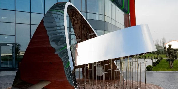 Selçuk Bayraktar'ın TB2 SİHA'ları ile Rusya savunma yaparken Ukraynalı sanatçı Baykar’ın hikayesi ile yarışma kazandı