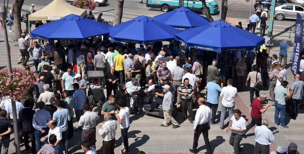 Selçuklu Belediyesi Cuma buluşmasında aşure ikram etti 