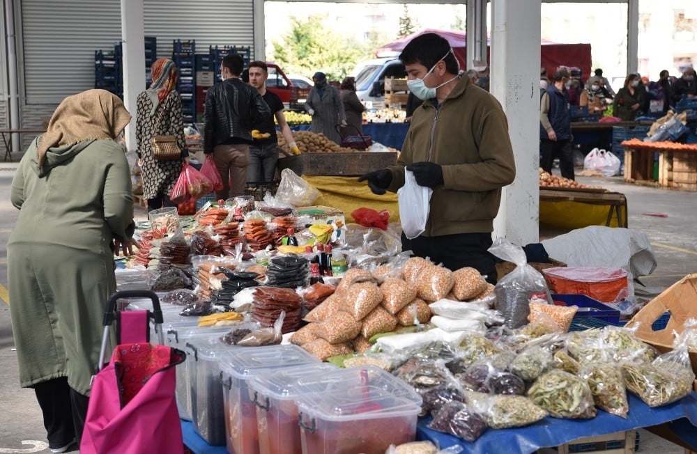 Selçuklu Belediyesinden pazarda sosyal mesafe denetimi 