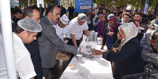 Selçuklu Gençlik Meclisi'nden öğrencilere aşure ikramı