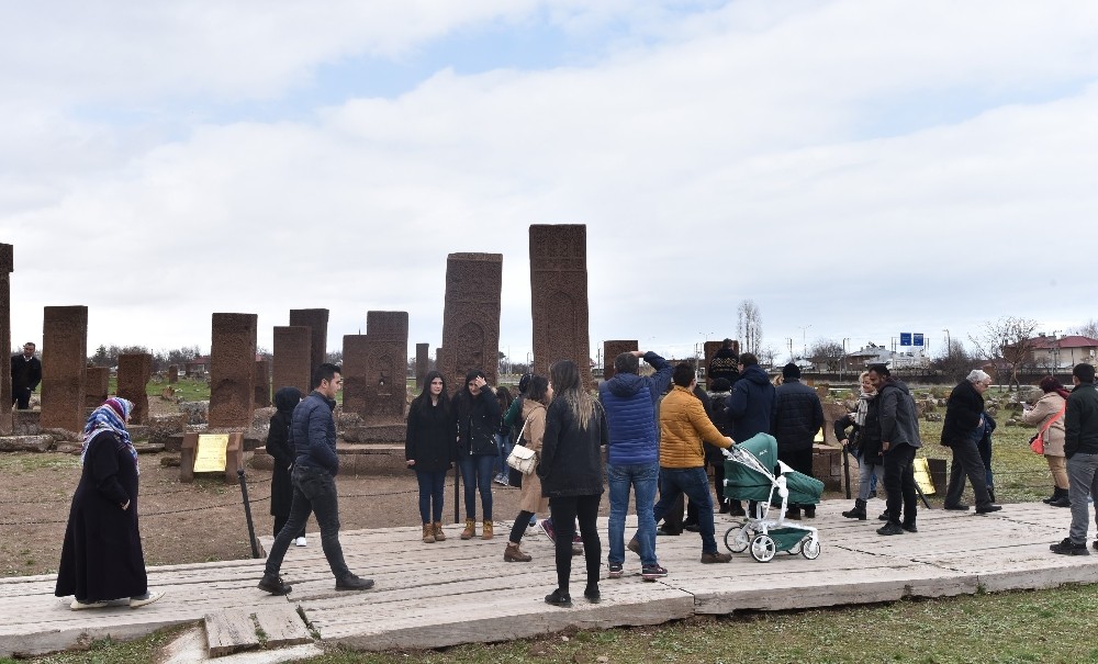 Selçuklu Meydan Mezarlığı’nda ziyaretçi yoğunluğu 
