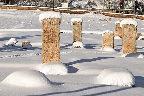 Selçuklu Mezarlığı karla kaplandı
