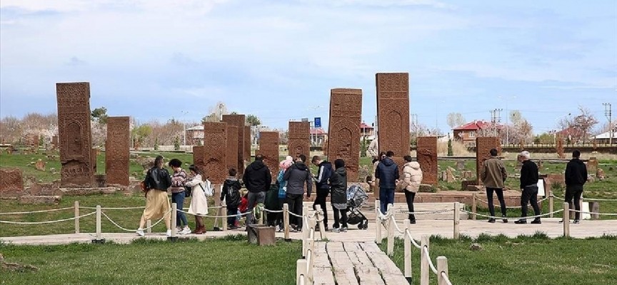 Selçuklu Mezarlığı’na bayramda ziyaretçi akını