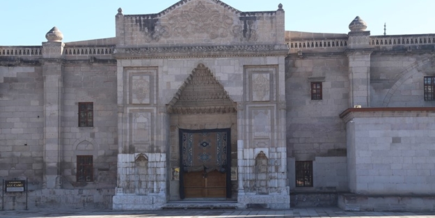 Selçuklu mimarisinin en güzel örneklerinden: Karamanoğlu Ulu Camii