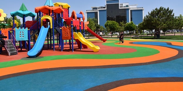 Selçuklu'da çocuk parkları renkleniyor