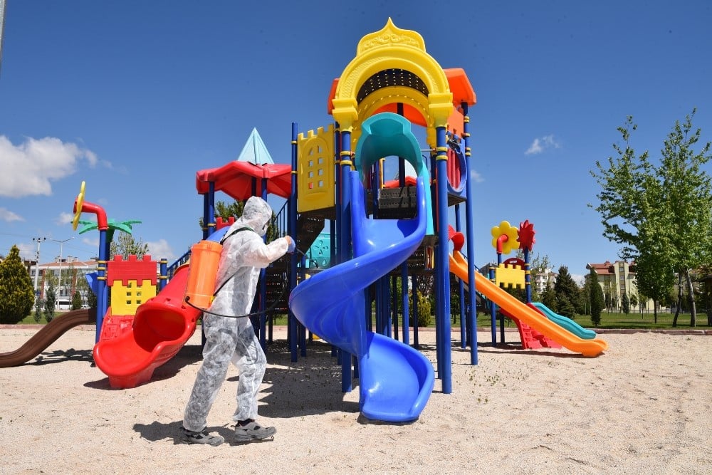 Selçuklu’da çocuk parkları yeniden dezenfekte ediliyor 