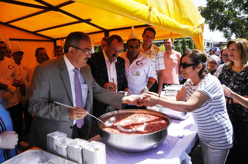 Selçuk’ta “Geleneksel Aşure İkramı” yapıldı 