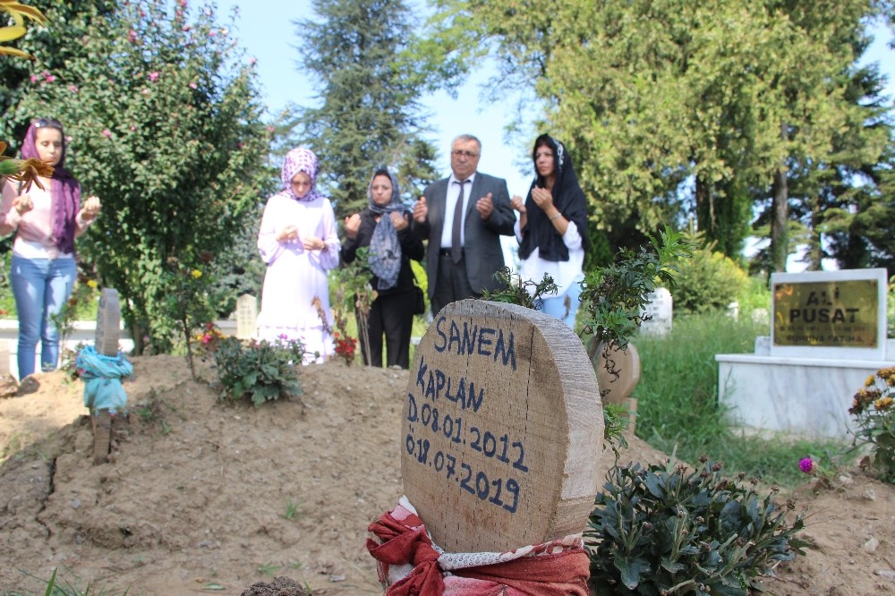 Selde hayatını kaybeden çocuklar mezarı başında anıldı 