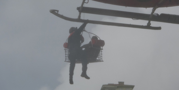 Selde mahsur kalan bedensel engelli vatandaş helikopterle kurtarıldı