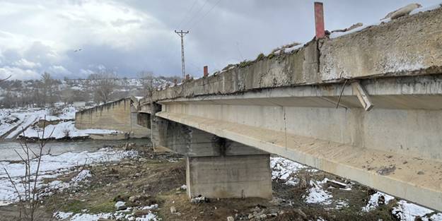 Köprünün demirlerini satan fırsatçı muhtar ile hurdacı tutuklandı!