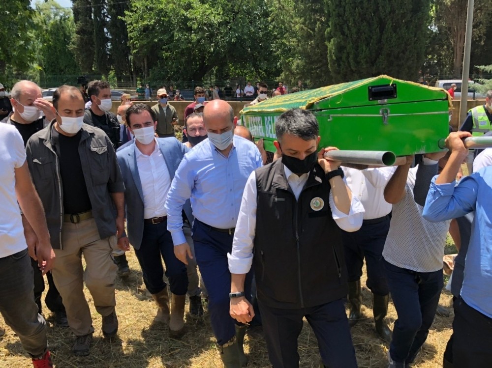Selden kaçamayan engelli Kader’in tabutunu bakanlar taşıdı 