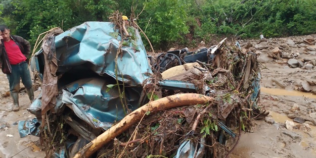 Sele kapılan araç hurdaya döndü