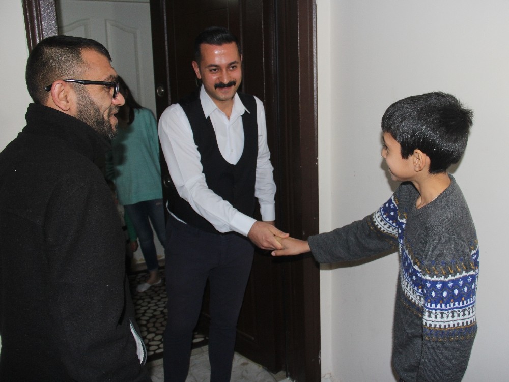 Sele kapılan çocuk taburcu olunca kahramanına koştu 
