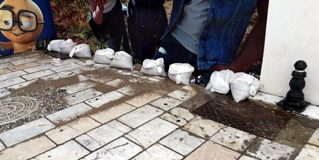 Sele karşı kum torbaları ile önlem aldılar