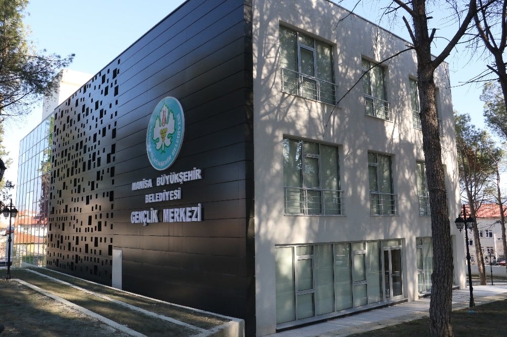 Selendi Gençlik Merkezi açılış için gün sayıyor 