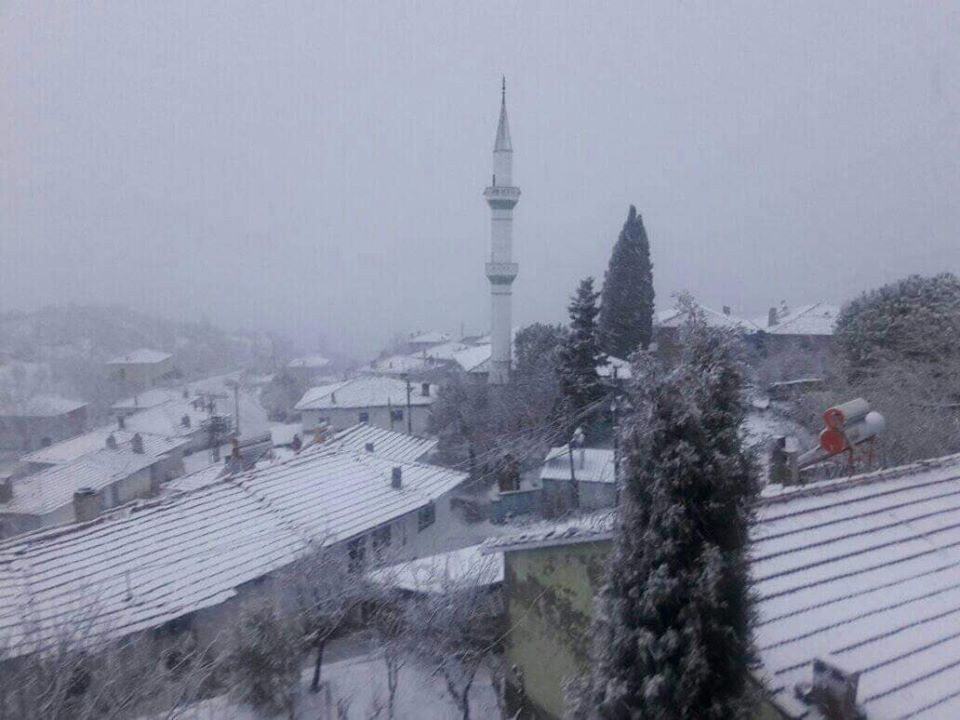 Selendi hafta sonuna kar ile uyandı 