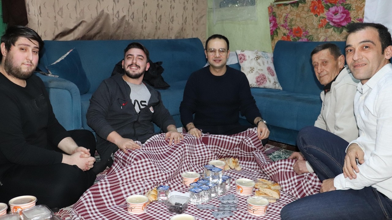 Selendi Kaymakamı Tarık Safa Kahveci, iftar sofralarında vatandaşlarla buluşuyor