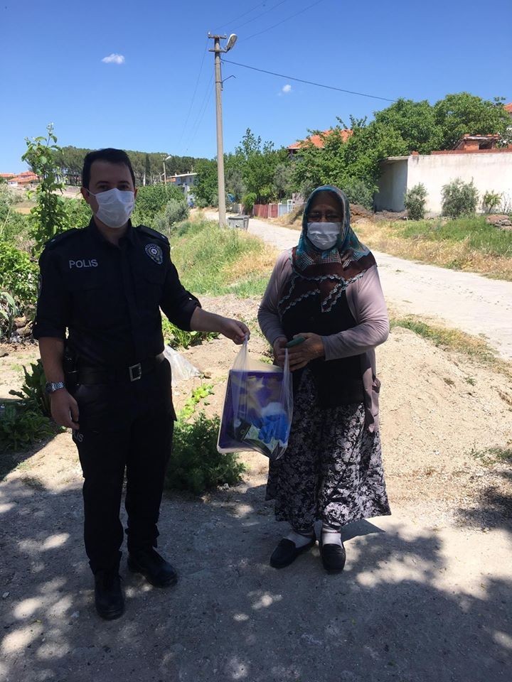 Selendi polisi anneleri unutmadı 