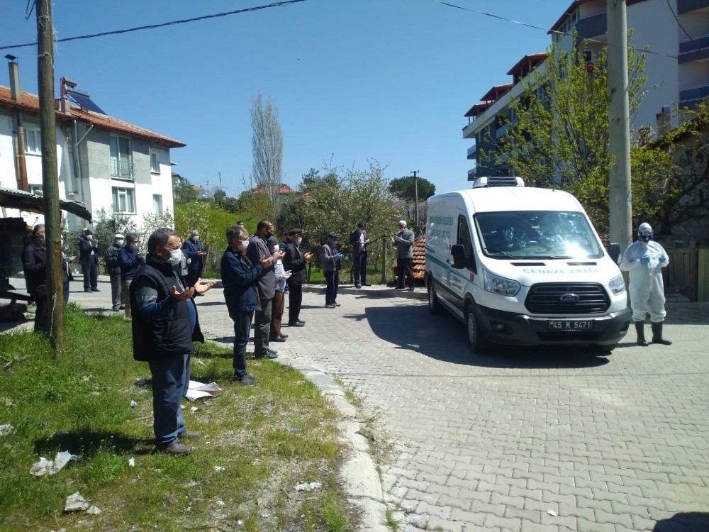 Selendi’de cenaze namazında korona tedbiri 
