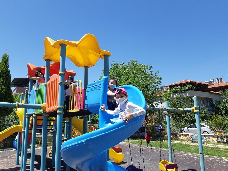 Selendi’de çocuklar parklara akın etti 