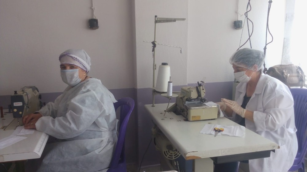 Selendi’de gönüllü maske üretimi devam ediyor 