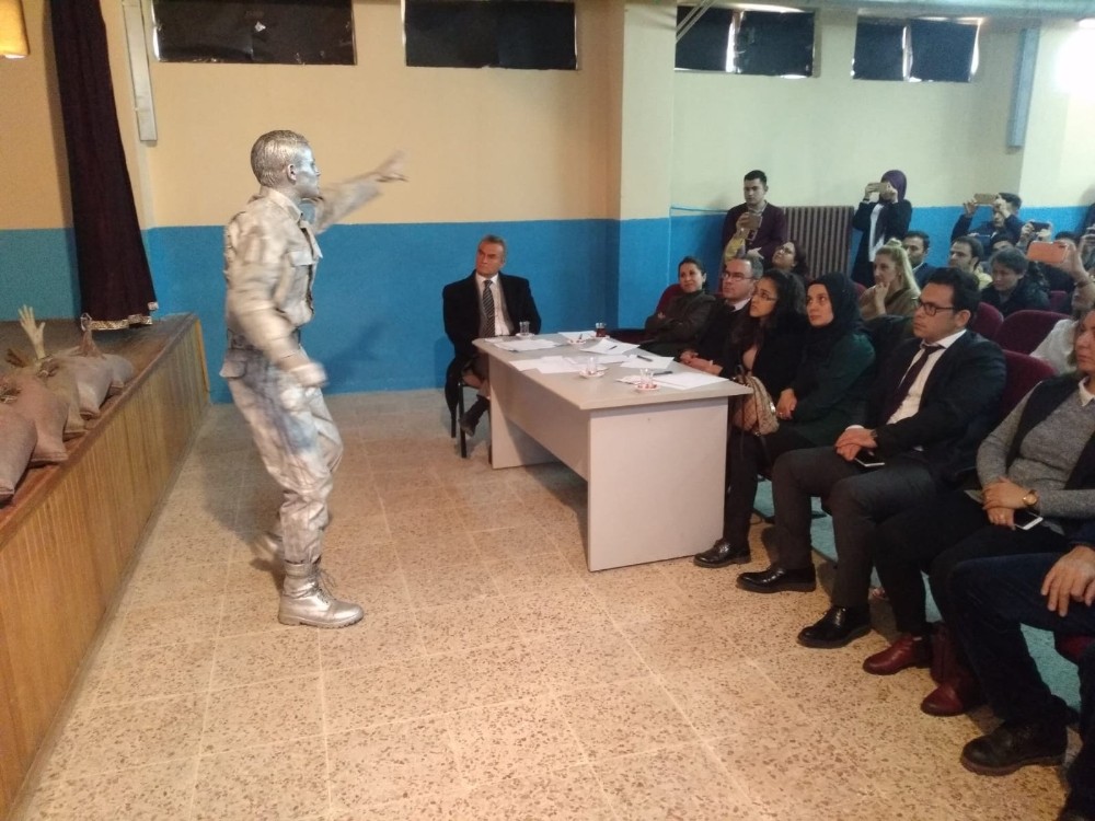 Selendi’de öğrenciler Mehmet Akif Ersoy’un şiirleriyle yarıştı 