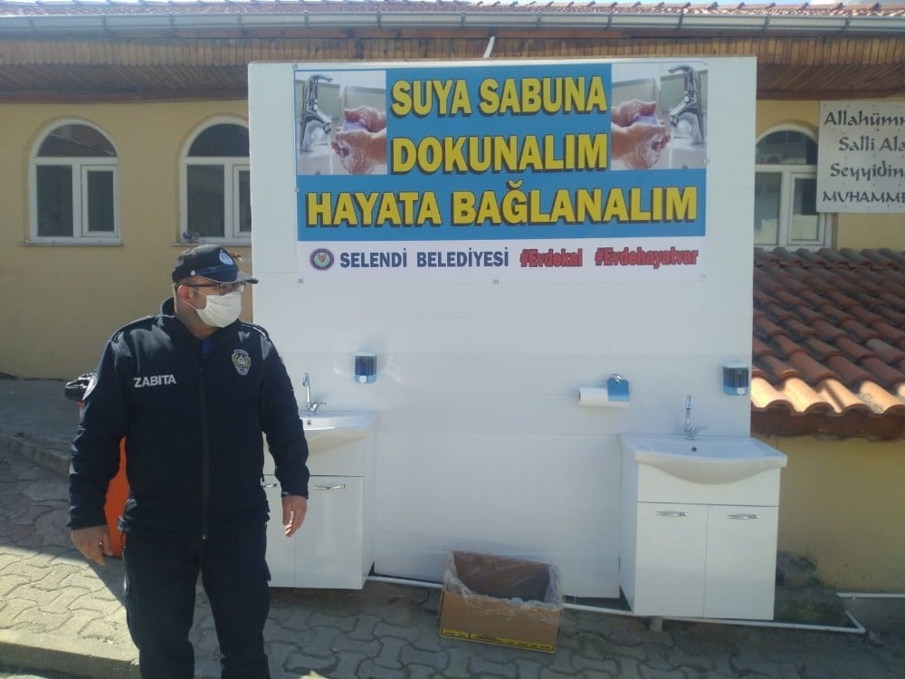 Selendi’de pazar yeri girişine hijyen istasyonu 