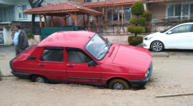 Selendi'de yol çöktü