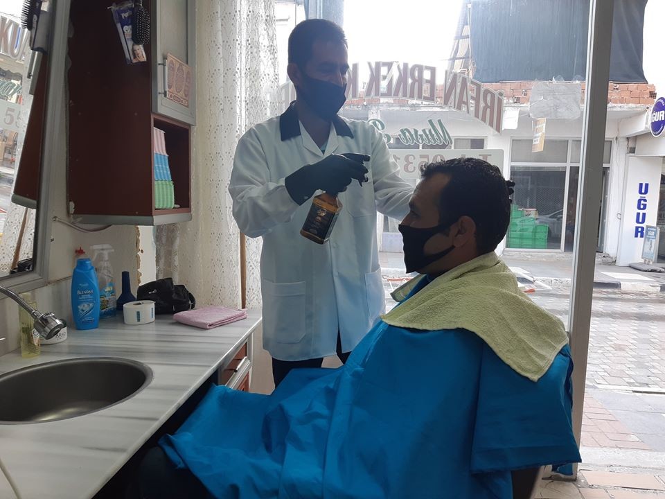 Selendili berber ve kuaförler iş başı yaptı 