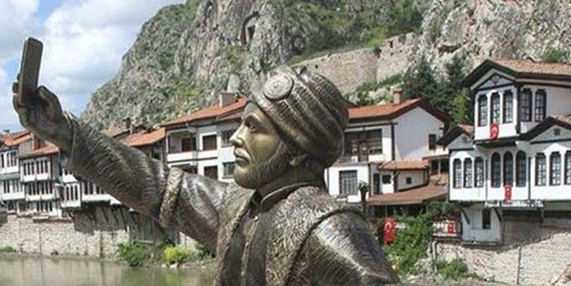 Selfie çeken şehzade heykeline saldırı