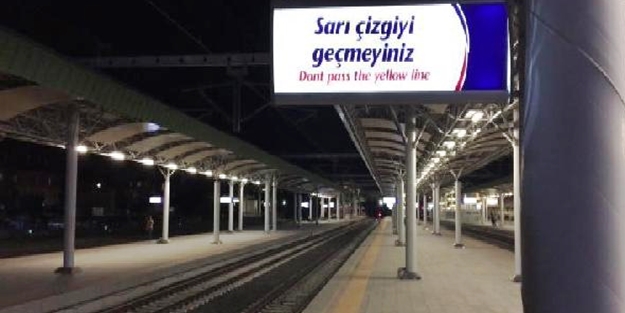 Selfie için çıktığı vagonun üzerinde akıma kapıldı!