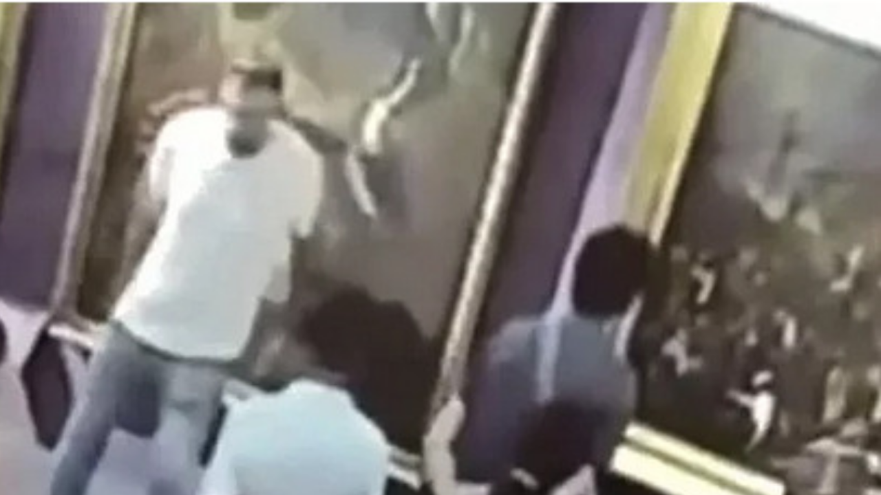 Selfie sevdası tarihi tabloya zarar verdi