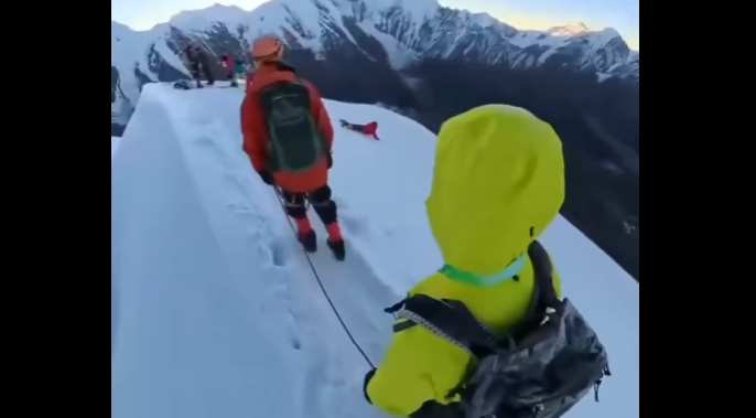 Selfie uğruna ölüm! Dağcı turist uçurumdan böyle düştü