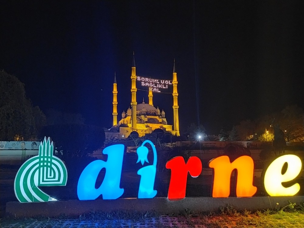 Selimiye Camii’nde ‘Sorumlu ol, sağlıklı kal’ mahyası 