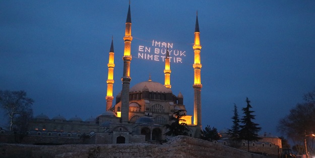 Selimiye Camisi mahyalarla donatıldı