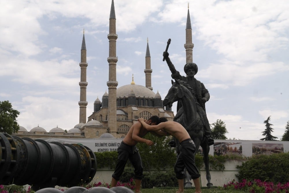 Selimiye’nin gölgesinde ‘kırmızı dipli mumla’ Kırkpınar daveti 