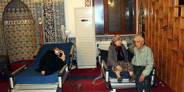 Selin vurduğu Bozkurt ilçesinde caminin içine sahra hastanesi kuruldu