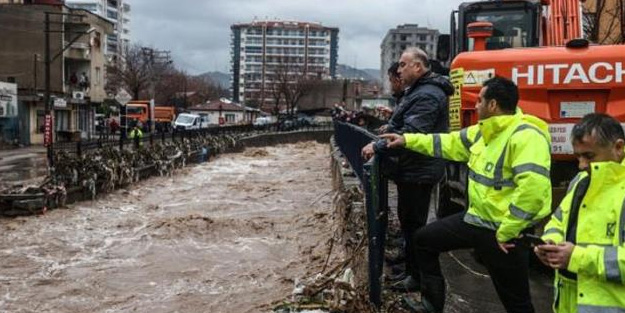 Selin vurduğu İzmir'de yeni karar! Kamu personelleri tam gün idari izinli sayılacak
