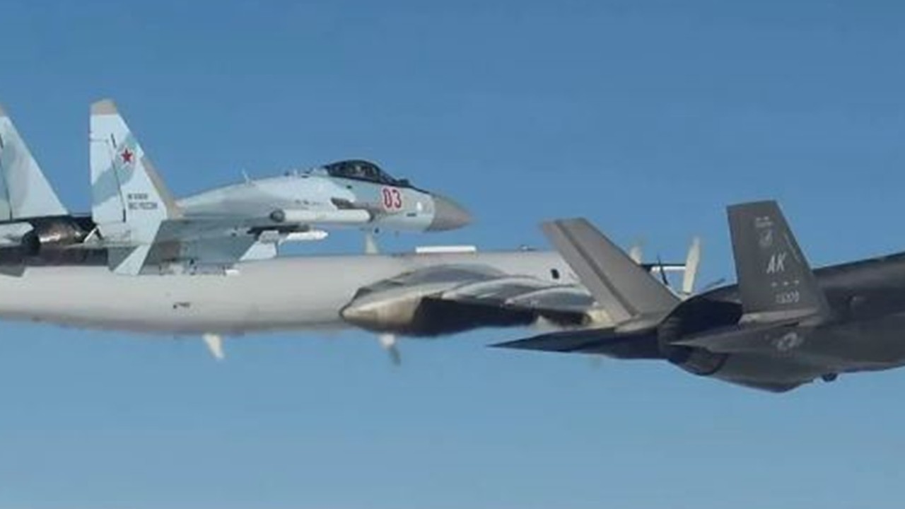 Semalarda tehlikeli buluşma! F-35 ile Su-35 karşı karşıya